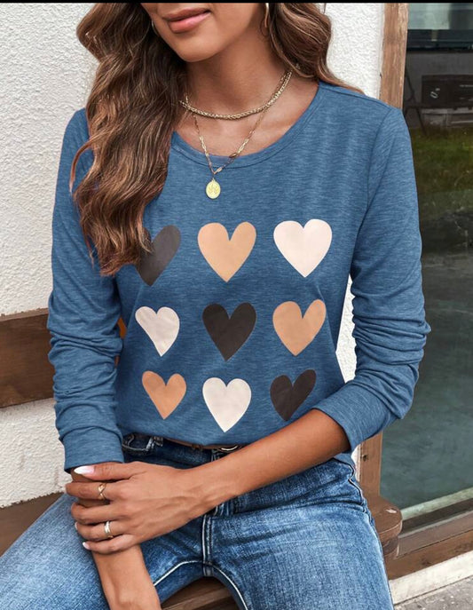 Suéter azul marino, diseño de corazones
